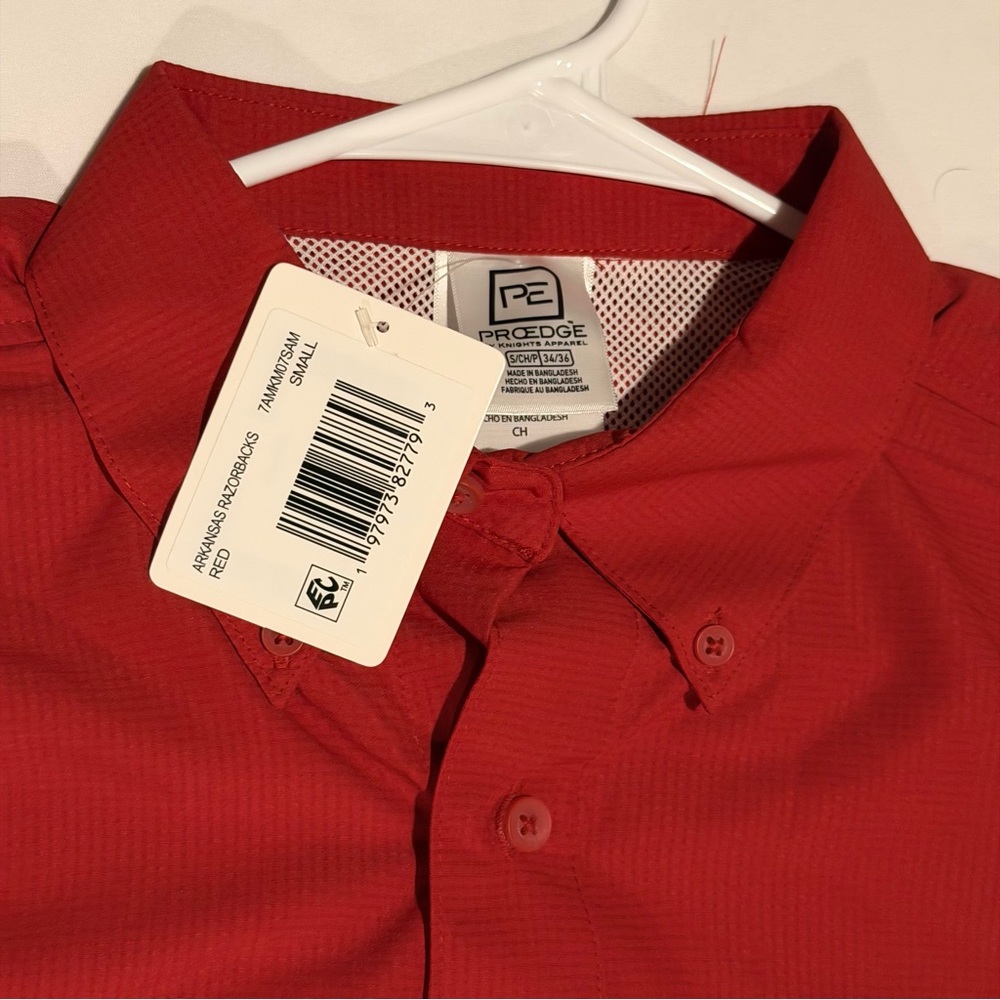 Pro Edge Red Short-Sleeve Button-Down Shirt with Embroidered Patch AR Razorbacks - Picture 5 of 6